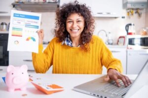 Mujer feliz comprobando su buena puntuación de crédito en línea.